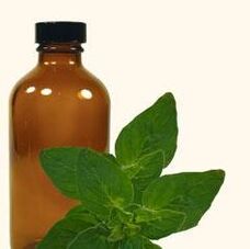 Huile aux ingrédients naturels pour le traitement des mycoses des pieds.