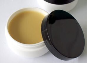 pommade médicinale à base de plantes pour le traitement des champignons des pieds