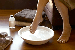 Bain de pieds contre la mycose des ongles