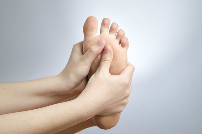 Démangeaisons dans le pied dues à une mycose des ongles des pieds