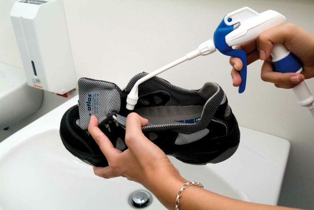 Nettoyer les chaussures avec des champignons à l'aide d'un appareil